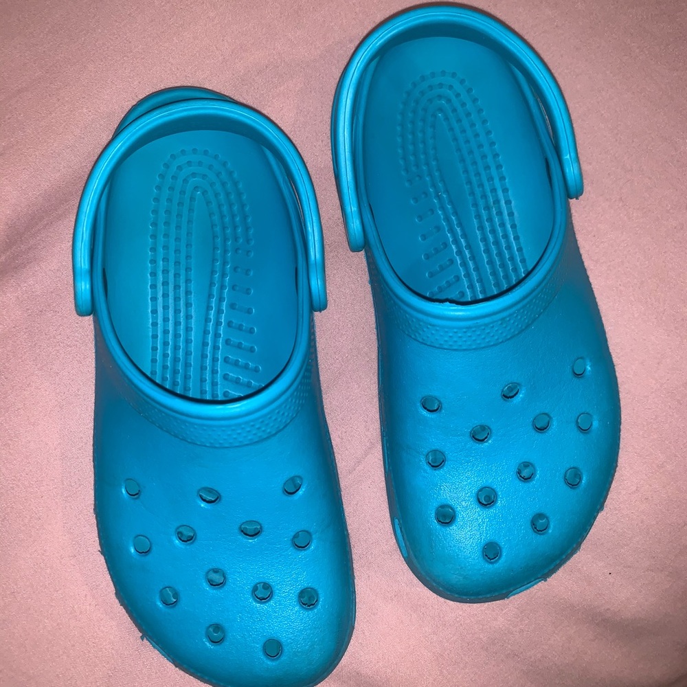 TEAL CROCS